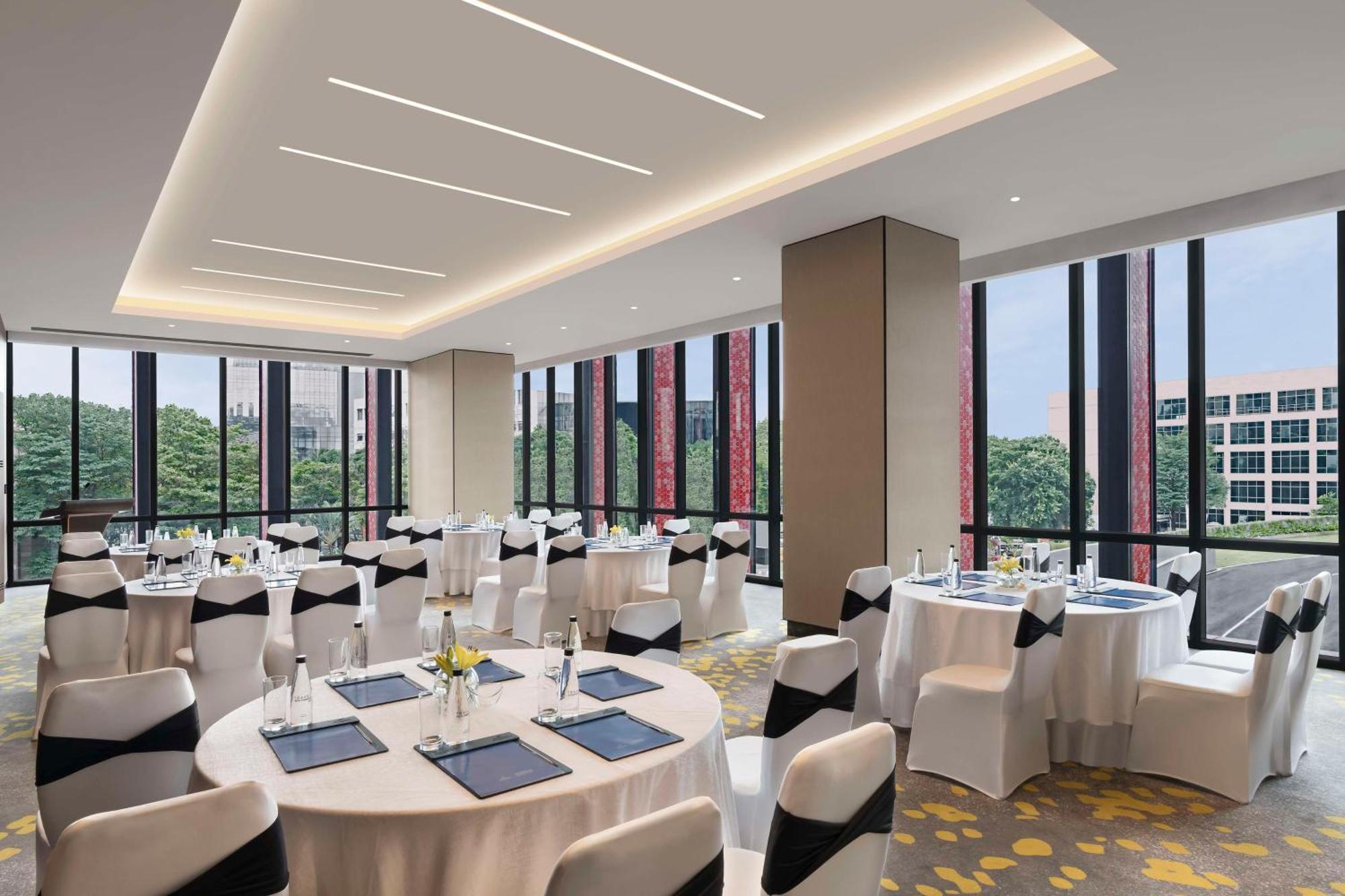 Hilton Bengaluru Embassy Manyata Business Park Hotel Buitenkant foto