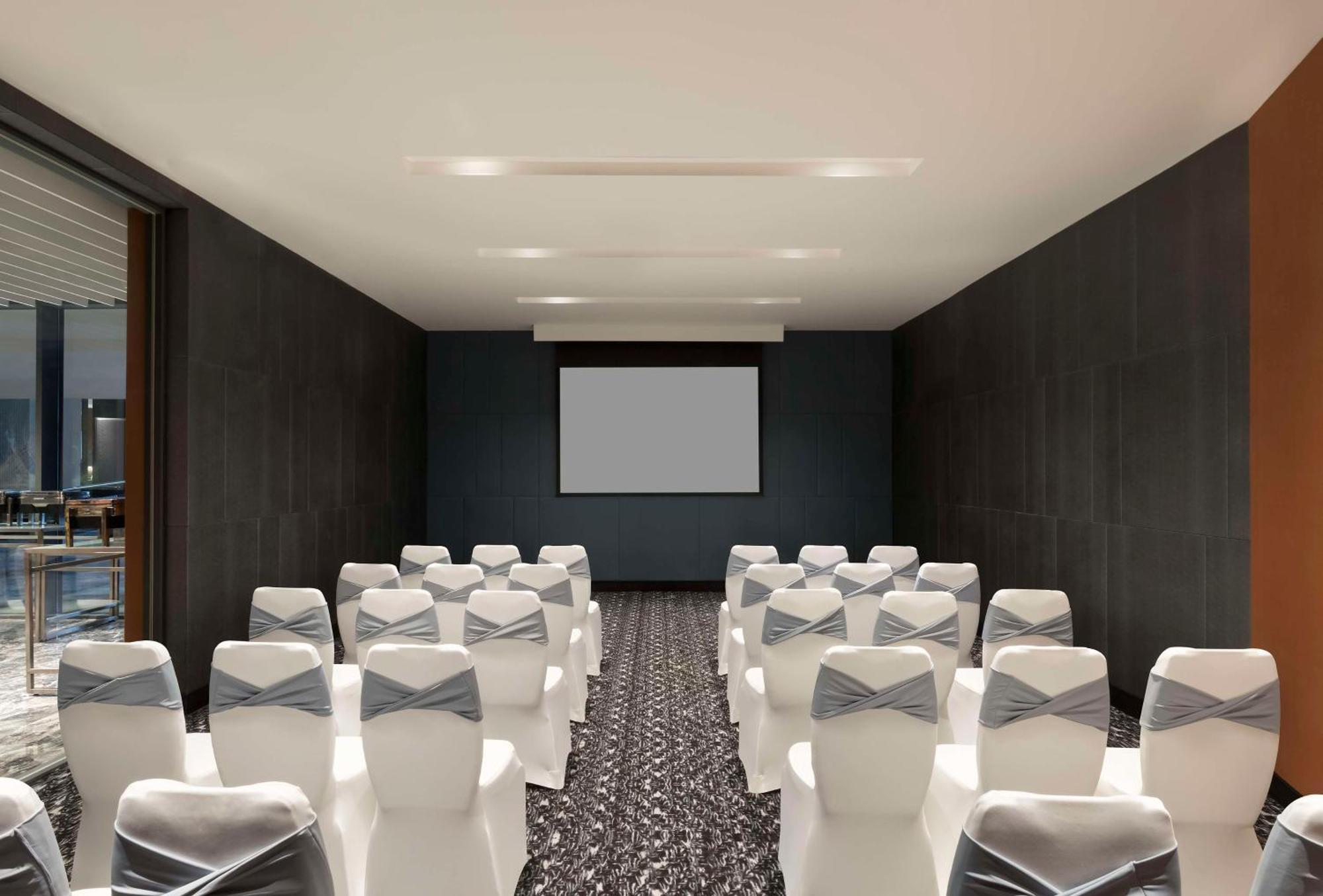 Hilton Bengaluru Embassy Manyata Business Park Hotel Buitenkant foto
