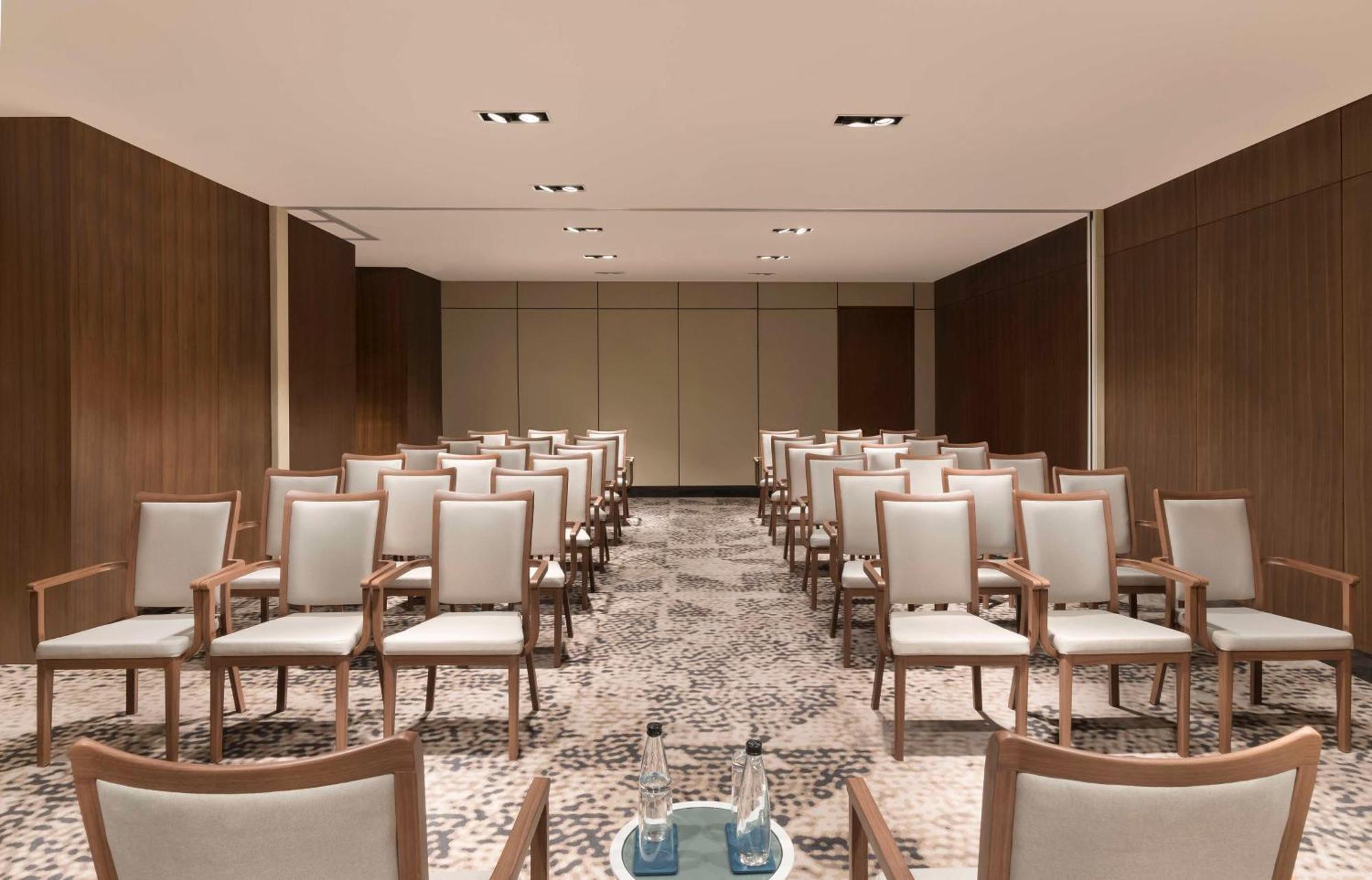 Hilton Bengaluru Embassy Manyata Business Park Hotel Buitenkant foto
