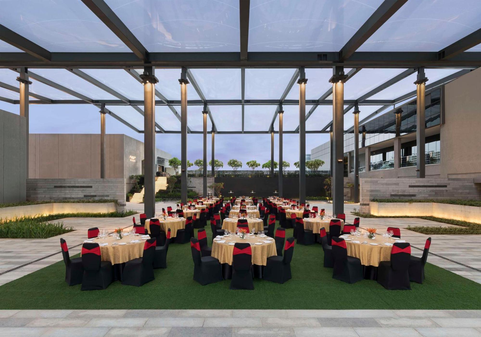 Hilton Bengaluru Embassy Manyata Business Park Hotel Buitenkant foto